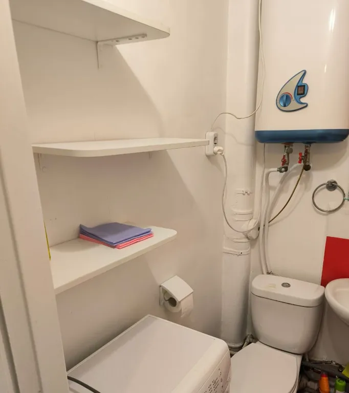 Студия на берегу моря, центр