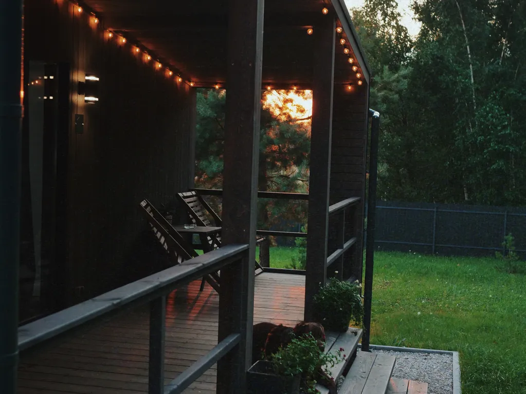 Современный уютный дом с видом на лес