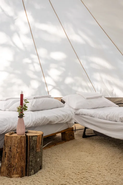 Уютный шатер среди деревьев на берегу озера