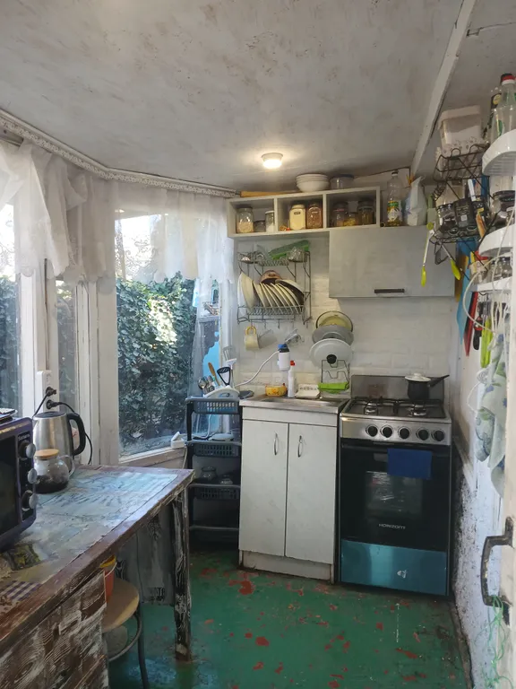 Маленькая комната со спальными местами в частном доме на даче