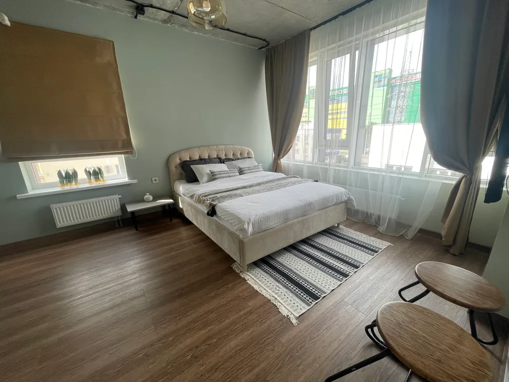 Просторная и светлая квартира с огромными окнами — аренда посуточно в Уфа