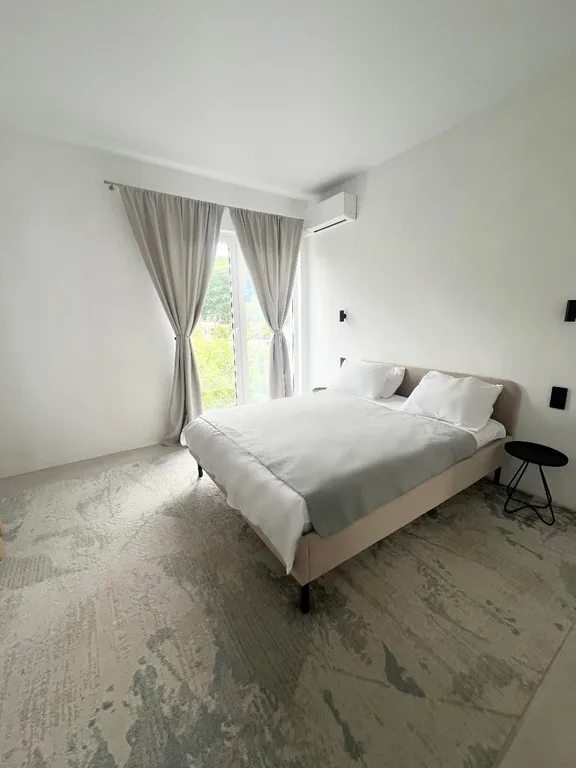 Современный дом с видом на природный парк