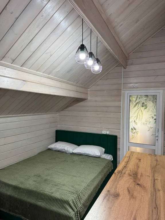 Уютный дом у реки