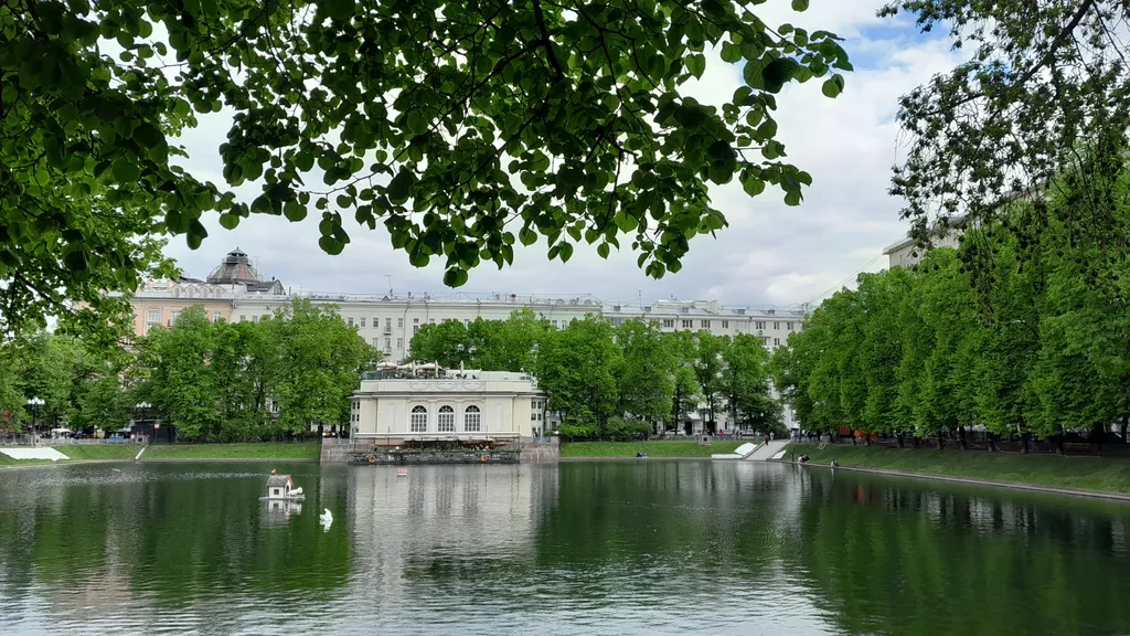 Квартира Уютная комната в районе Патриарших с отдельной кухней, ванной и с/у — Москва