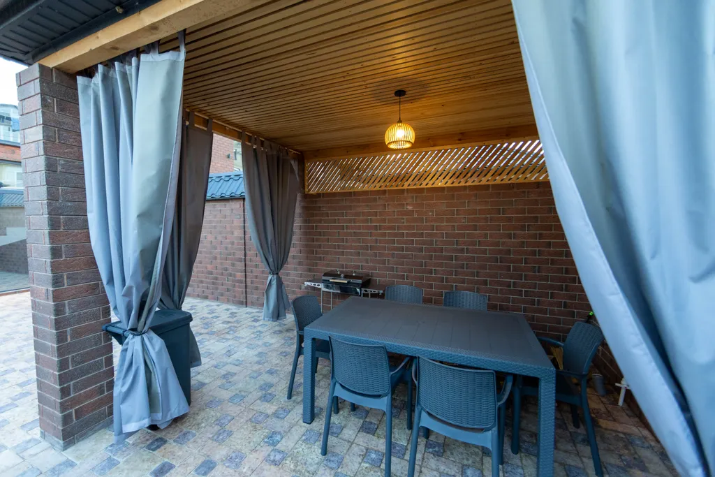 Просторный двухэтажный коттедж на берегу городского пляжа