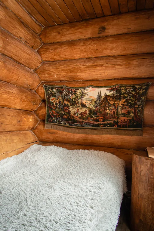 Шале на берегу реки с баней и горячей купелью