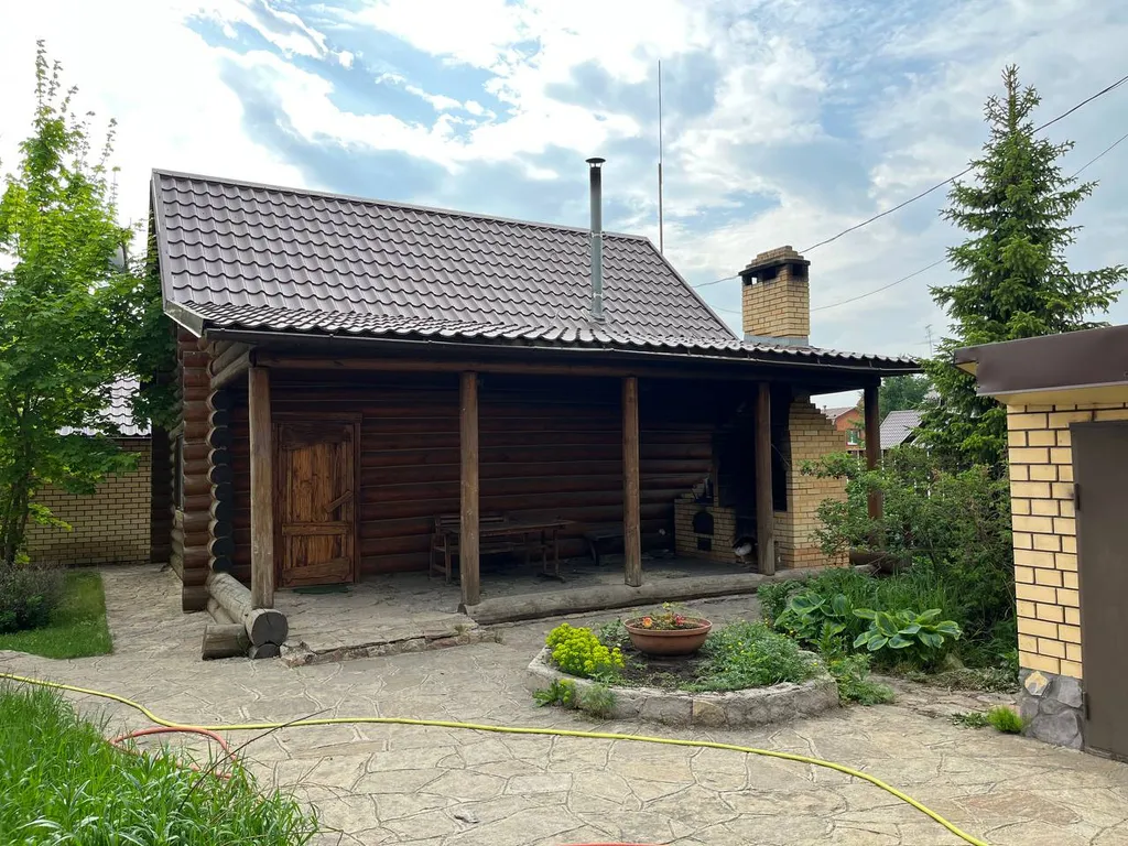 Коттедж и деревянная баня с большой комнатой отдыха