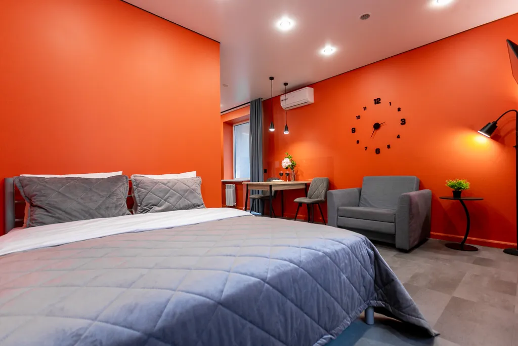 Стильная студия с кондиционером, качелями и кофеваркой