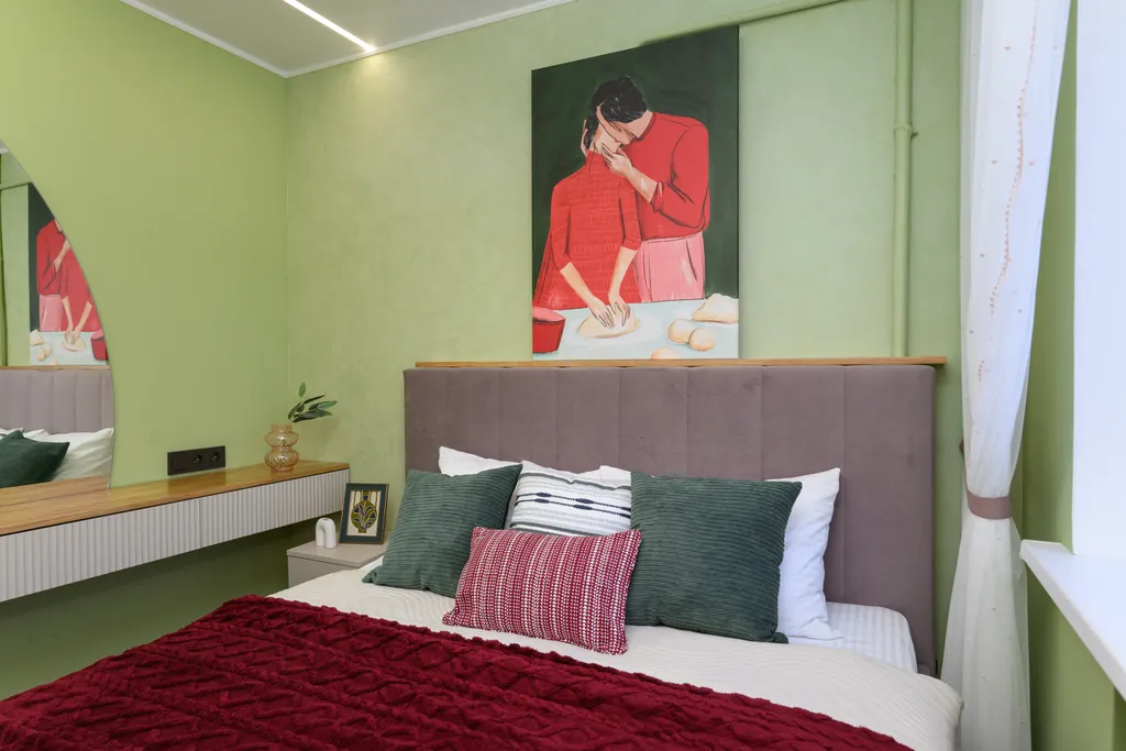 Bишневый aтлac — яркая квартира с биокамином