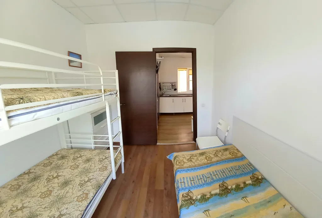 Две спальни, кухня с диваном, балкон