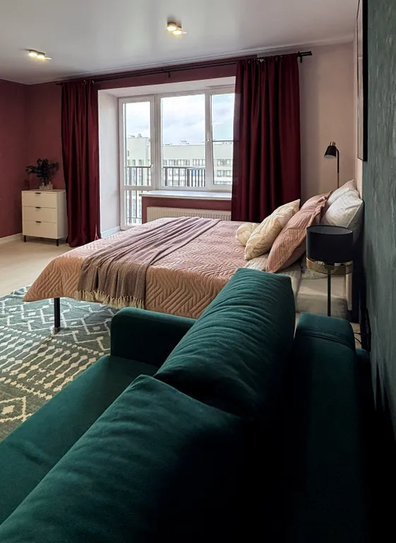 Большая светлая студия с дизайнерским ремонтом рядом с аэропортом