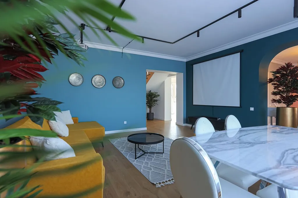 Бассейн с подогревом и лаундж зоной