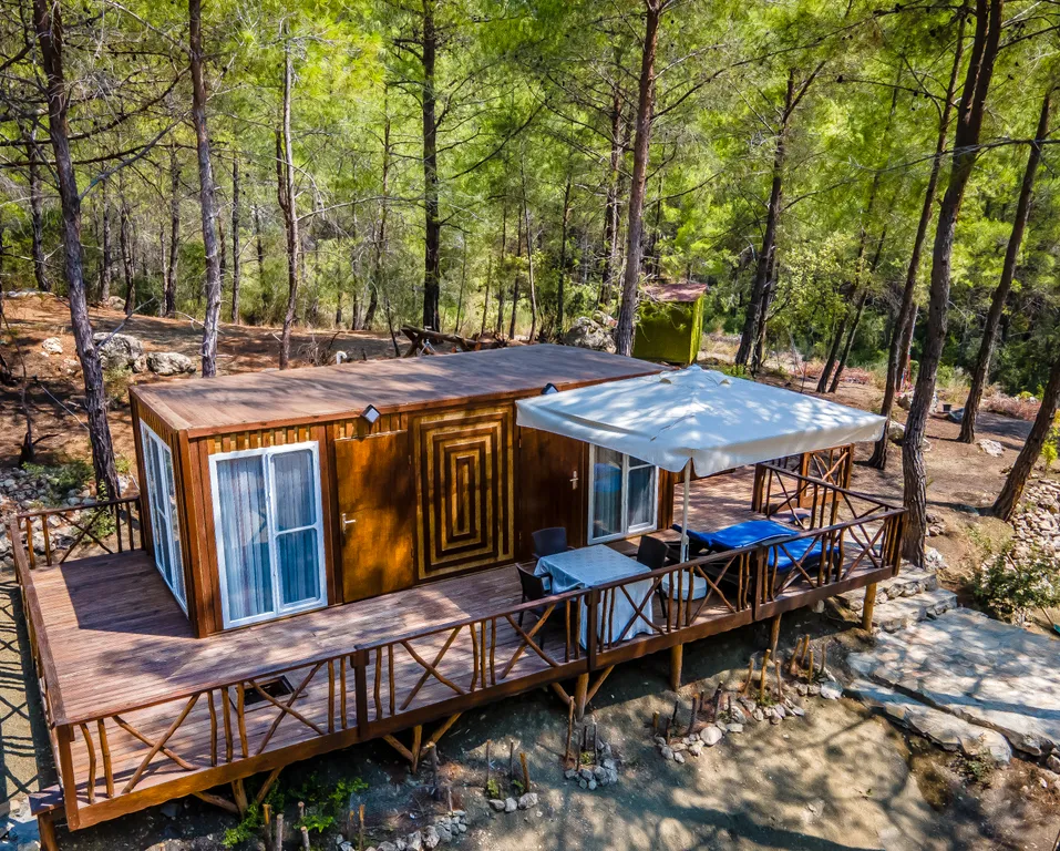 Бунгало в сосновом лесу на берегу Средиземного моря, Турция