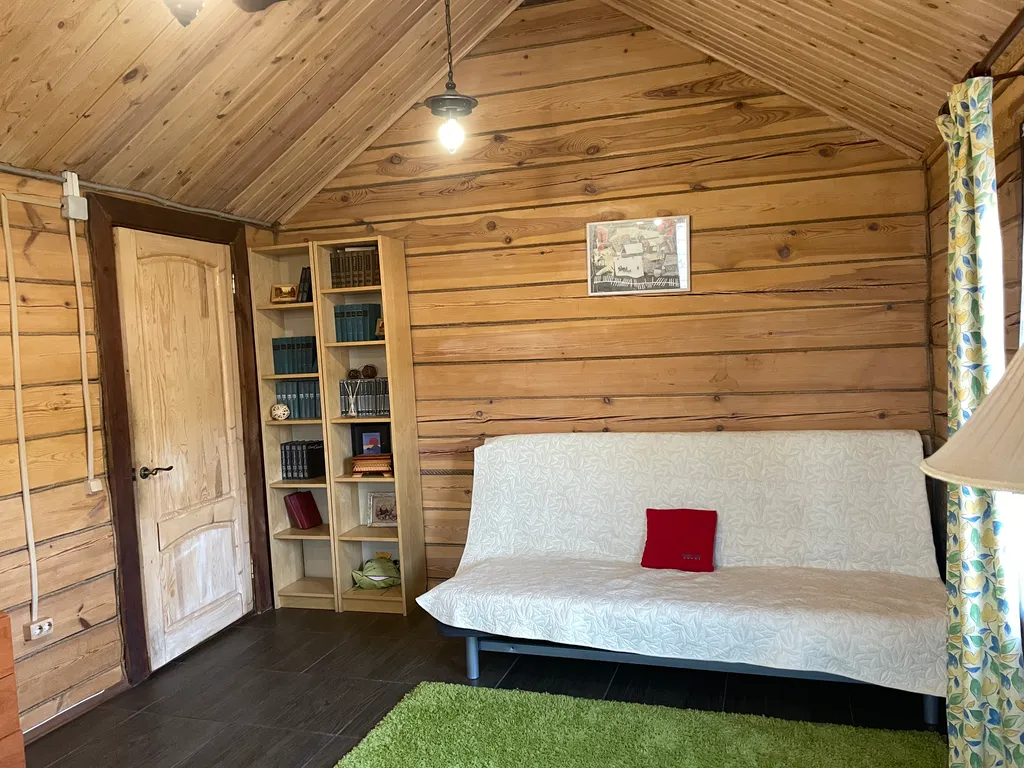 Уютный, деревянный дом с баней в окружении соснового леса