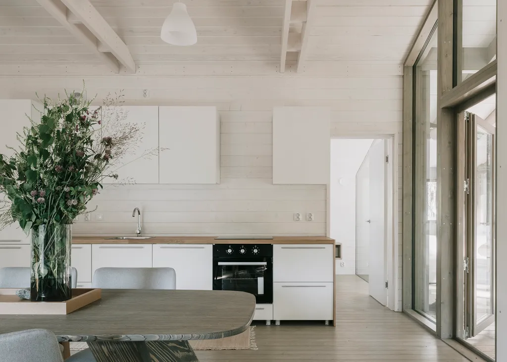 Загородный дом с террасой, баней и видом на лес