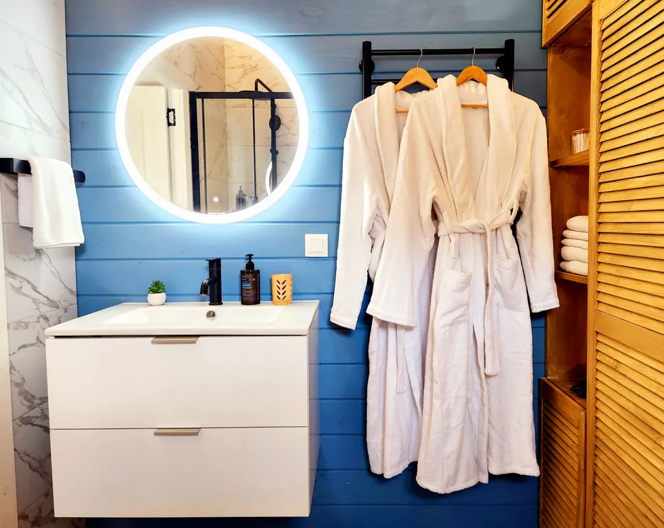 Журавлиный домик на берегу речки