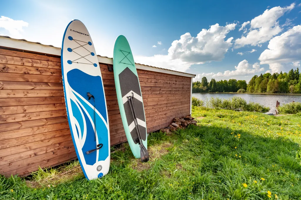 Домик с панорамным окном на берегу озера