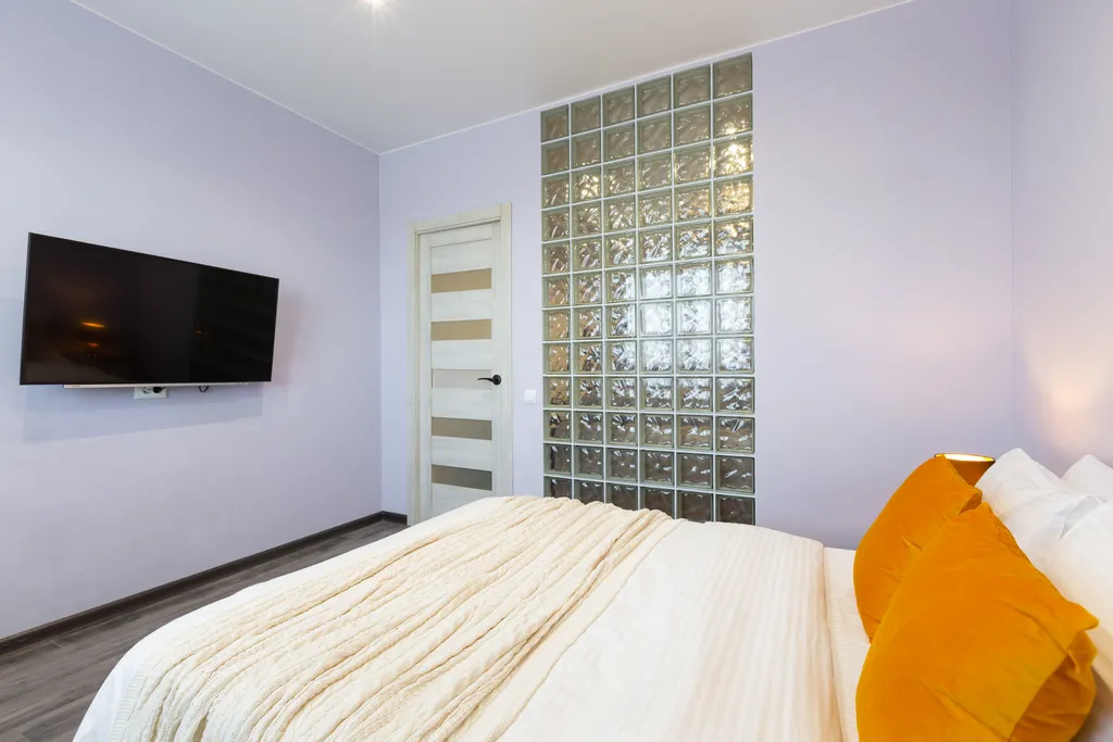 Яркая квартира с видом на заснеженные ветви и искрящийся снег