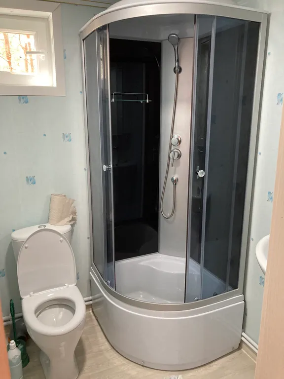 Домик на первой береговой линии озера Селигер