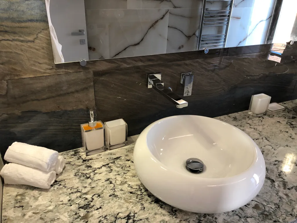 Современный стильный дом у моря