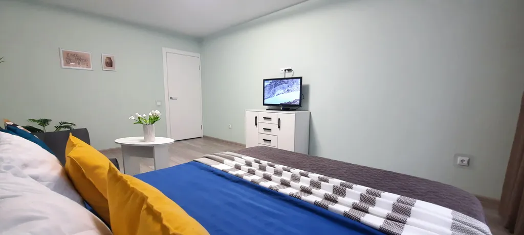 Чистая квартира с большой кроватью