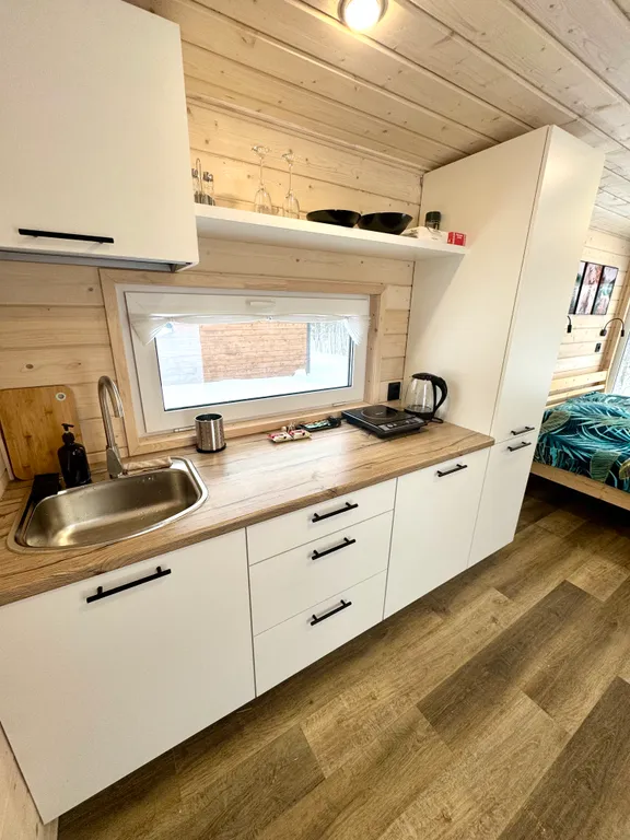 Уютнейший домик в лесу в черте города с панорамным окном, видом на лес