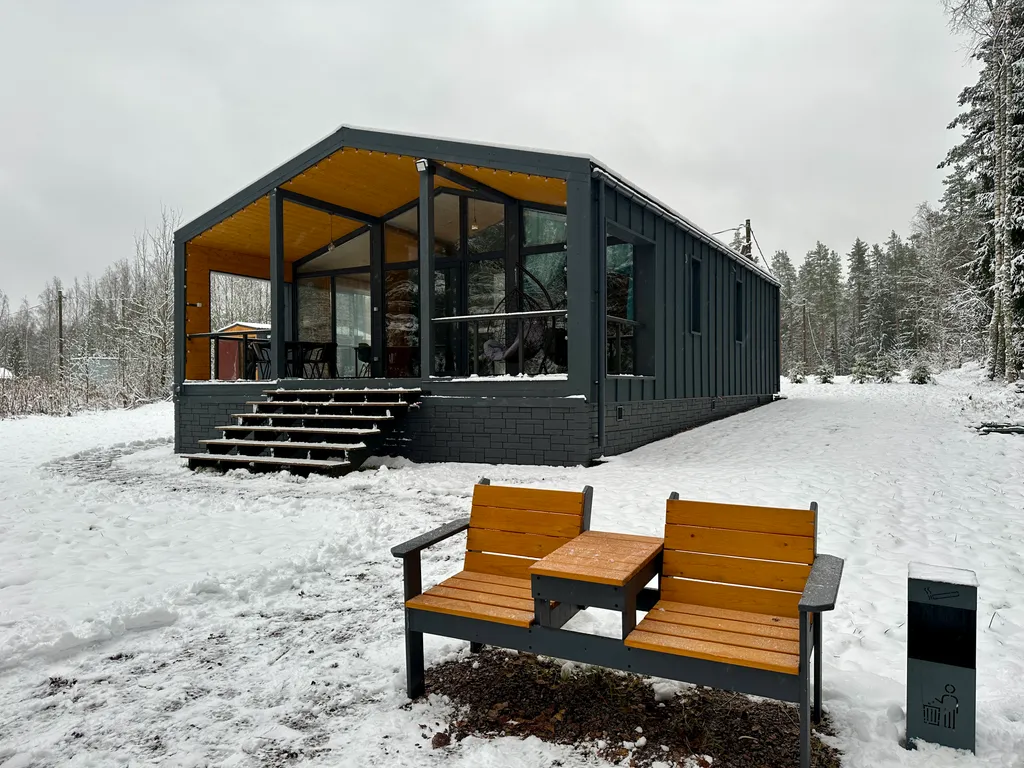 Дом с панорамными окнами в лес