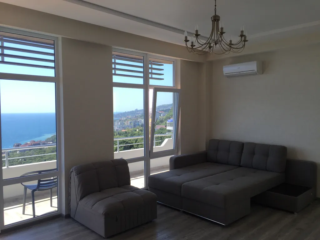 Студия с видом на море и горы