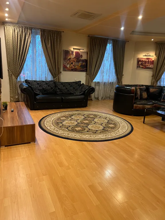 Четырёхкомнатные апартаменты на главном проспекте города