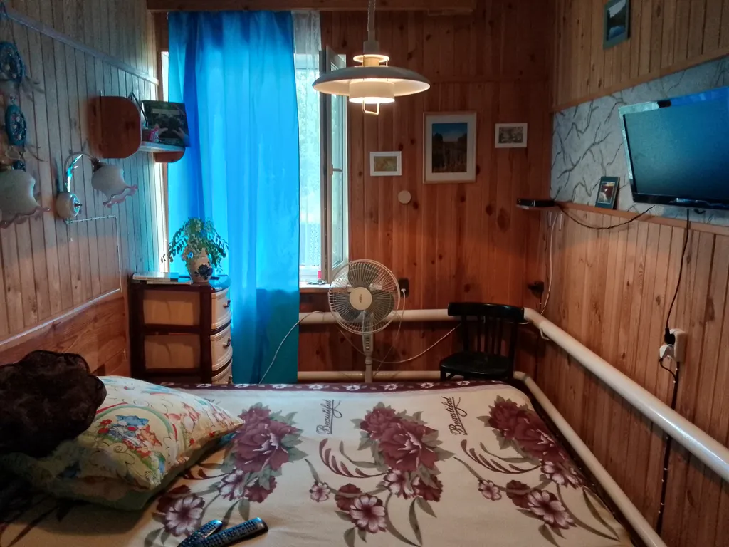 Лесной домик за рекой