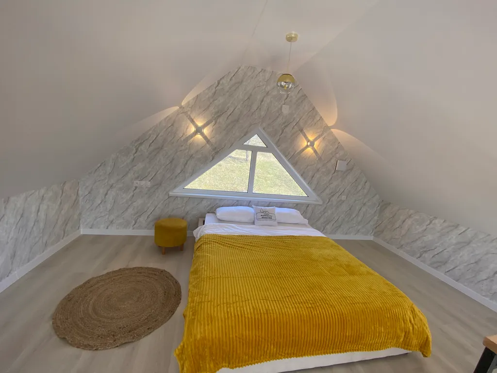 Загородный дом в черте города с озером