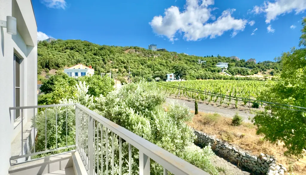 Часть дома с бассейном недалеко от моря Отрадное Ялта