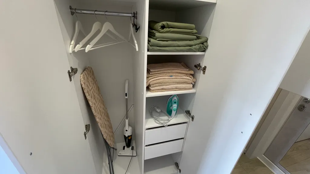 Современная студия для отдыха с видом на бассейн