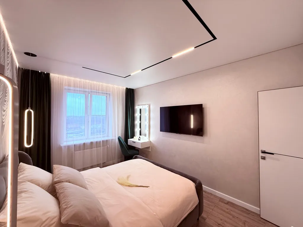 Квартира с большой кухней-гостиной, камином и панорамным видом