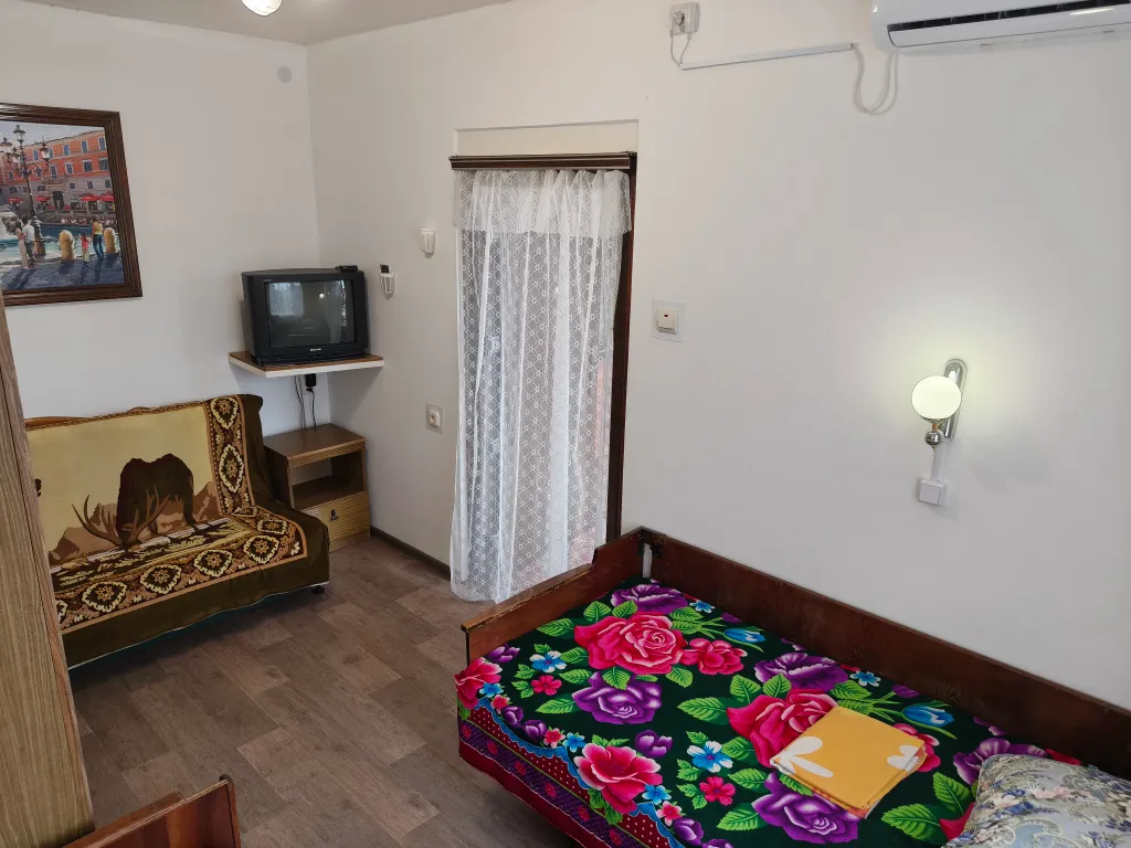 Номер со своей территорией для отдыха под навесом