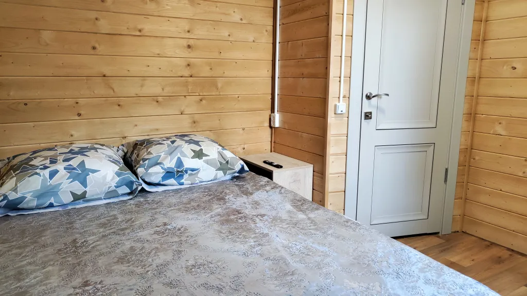 Коттедж Коттедж Амфрейм 6 местный у озера с баней, чаном и детской площадкой с батутом — Ланино