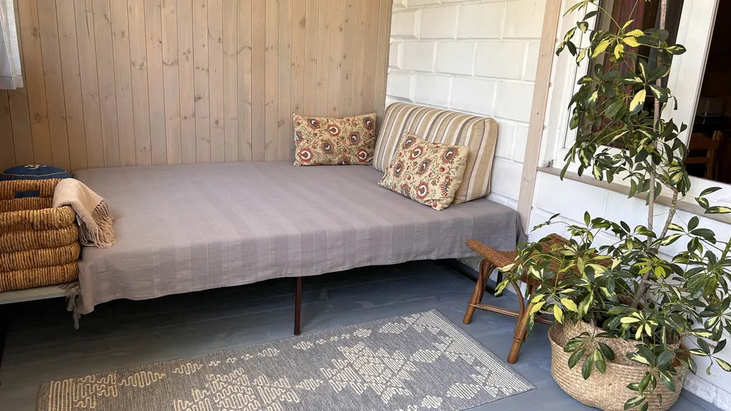 Дом с уютной верандой, выходящей в сад