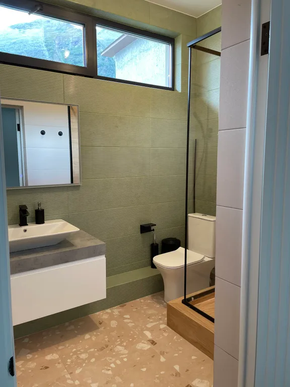 Новый коттедж с витражными окнами в центре