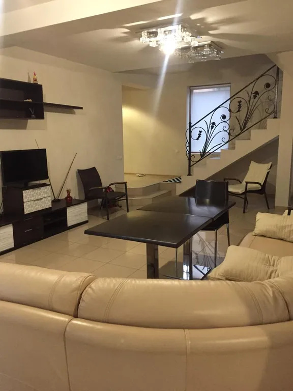 Вилла с бассейном на холме