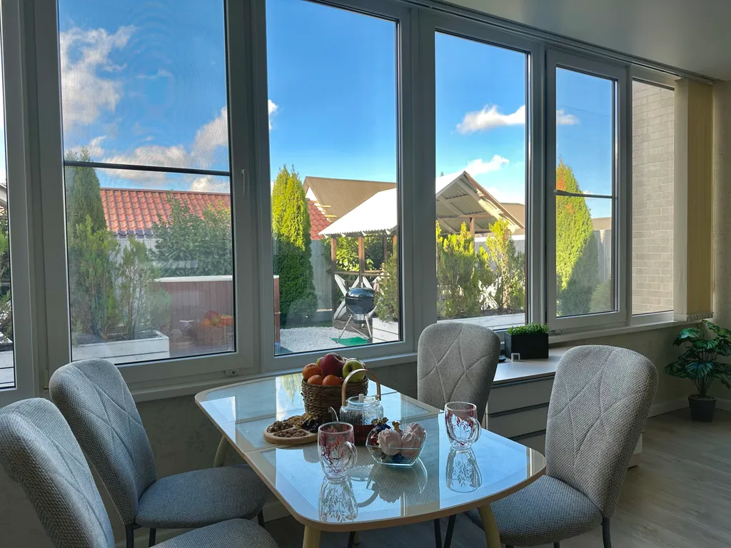 Уютный дом с большим витражным остеклением и подогреваемой купелью