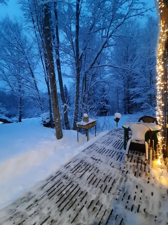 Дом на склоне холма у реки