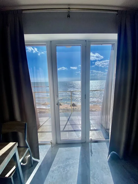 Квартира Четырехместный люкс с потрясающим видом на море — аренда посуточно в Бердянск