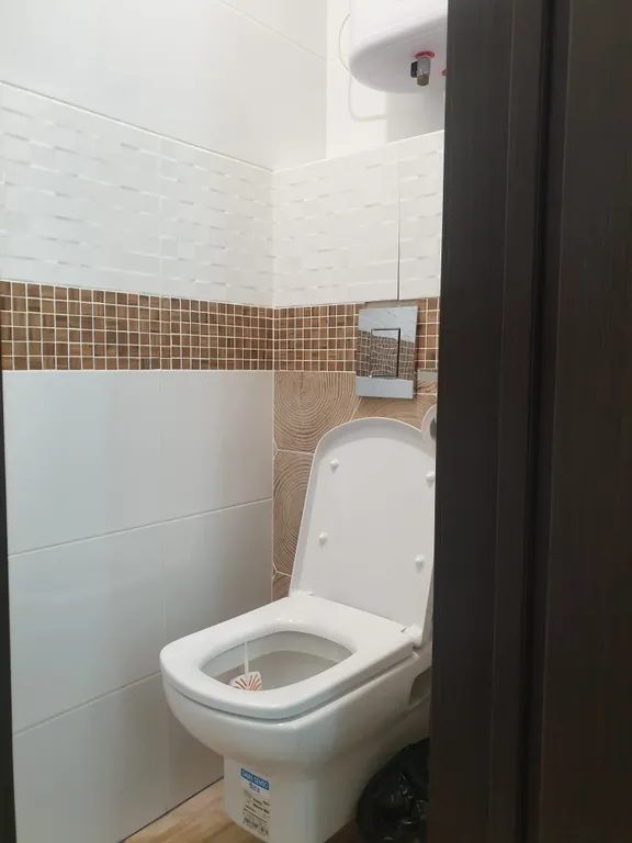 Дизайнерская современная студия в новом доме сердца центра города