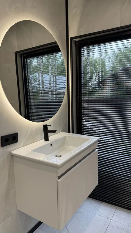 Панорамный дом в окружении леса с сауной