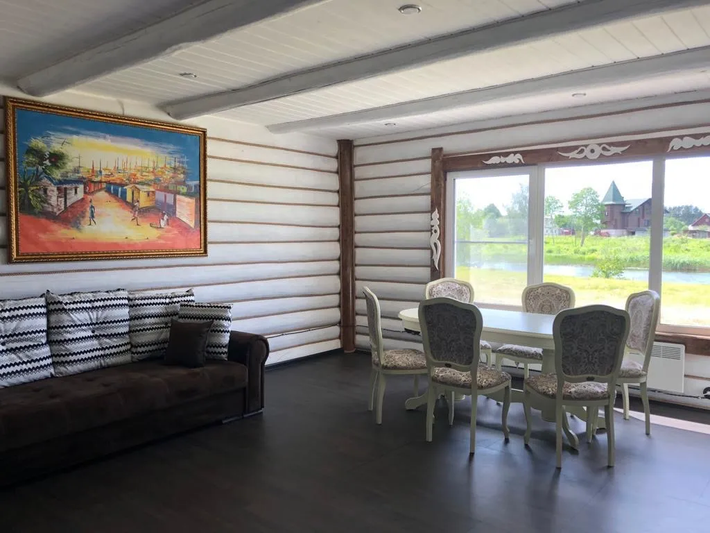 Уютный дом на берегу реки