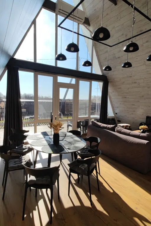 Панорамный домик с теплым бассейном в пяти минутах ходьбы от города