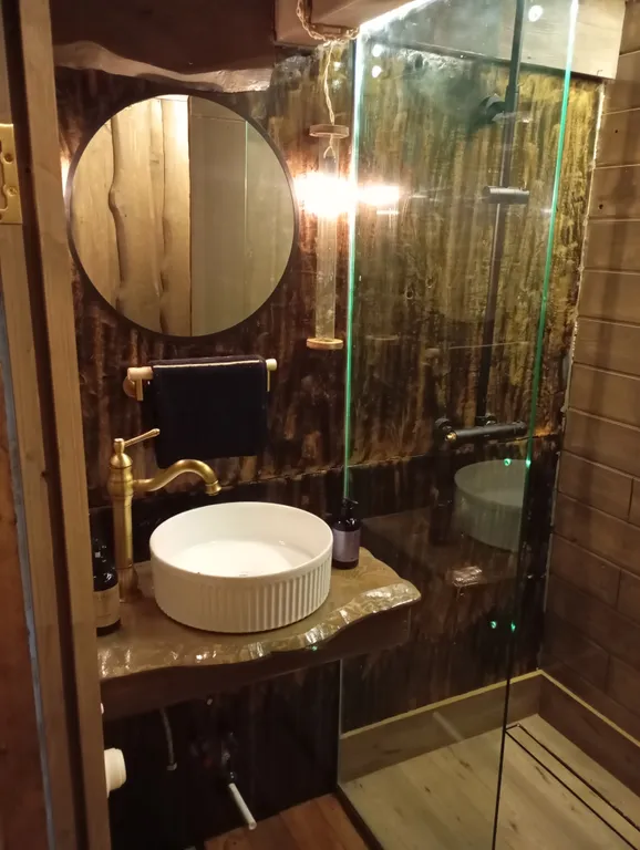 Изба с уютом детства, деревенский дом с баней и русским бытом