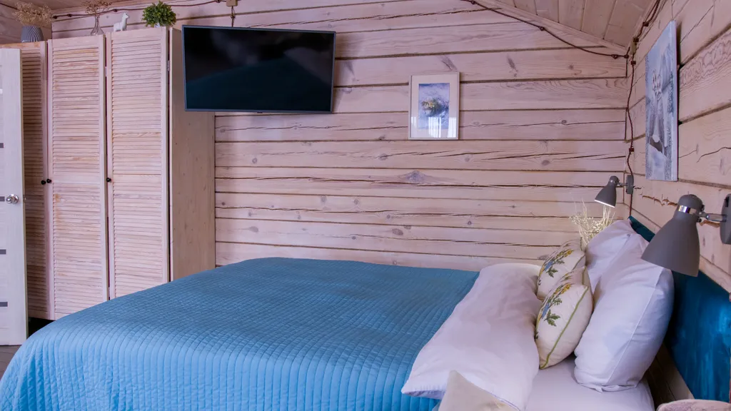 Уютный дом на берегу озера