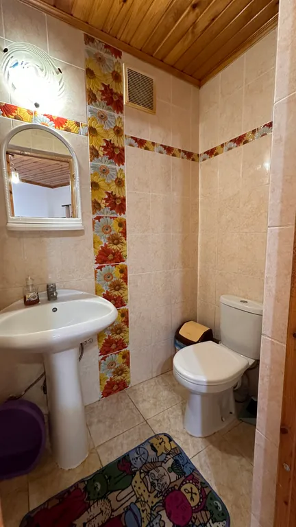 Благоустроенная комната в коттедже с балконом