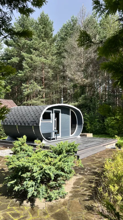 Уединённый хутор в лесу у реки с баней и камином